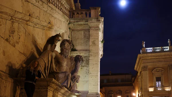 Fuente con estatua en la plaza Campidoglio en el Capitolio, Mons Capitolinus, una de las siete colinas de Roma — Foto de Stock