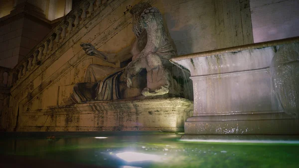 Fontaine avec statue sur la place Campidoglio sur la colline du Capitole, Mons Capitolinus, l'une des sept collines de Rome — Photo