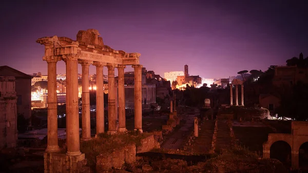 Pohled na Forum Romanum s chrámem Boha Saturna, Řím, Itálie — Stock fotografie