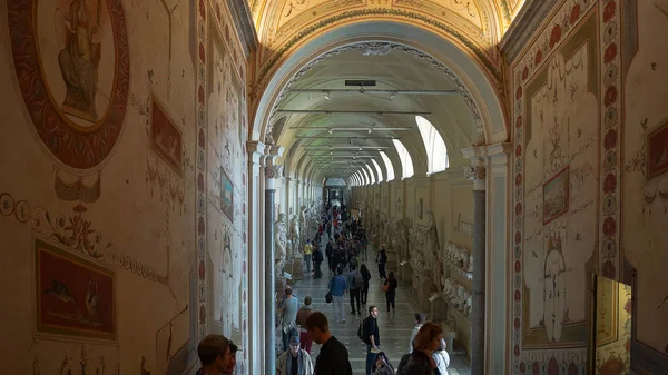 Vatikanstaten, Vatikanen, circa 2017: interiörer och arkitektoniska detaljer med målning och skulpturer av Vatikanmuseet, — Stockfoto