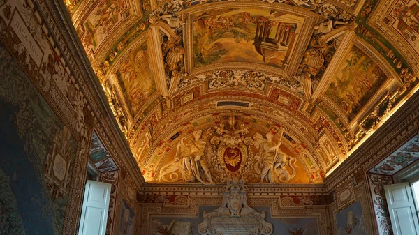 VATICAN CITY, VATICAN, circa 2017 : interiors and architectural details with painting and sculptures of the Vatican museum, — Stock Photo, Image