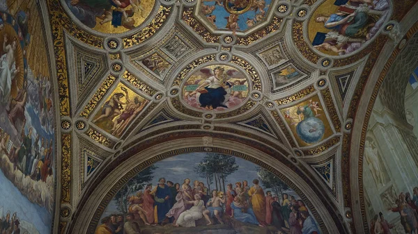 Vaticaanstad, het Vaticaan, circa 2017: interieurs en architectonische details met schilderkunst en sculpturen van het Vaticaanse museum, — Stockfoto