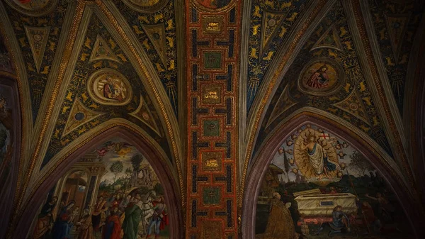 Vaticaanstad, het Vaticaan, circa 2017: interieurs en architectonische details met schilderkunst en sculpturen van het Vaticaanse museum, — Stockfoto