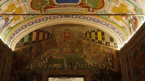 바티칸 시티, 바티칸, 2017 년경: 인테리어와 회화와 조각 바티칸 박물관의 건축 세부 사항, — 스톡 사진
