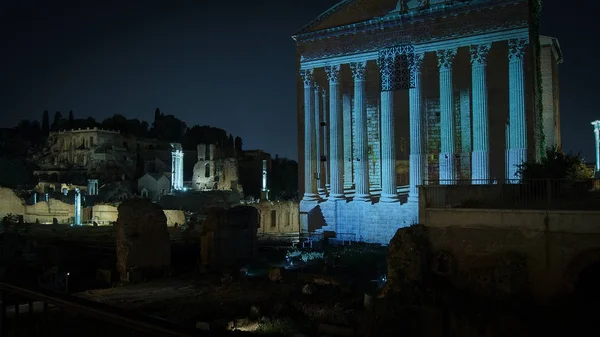 Foro Romano con ruinas iluminadas en Roma, Italia . —  Fotos de Stock