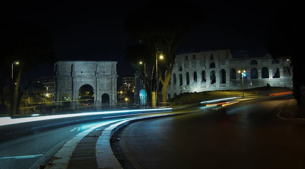 Вид на Колизей и арку Константина, Рим, Италия — стоковое фото