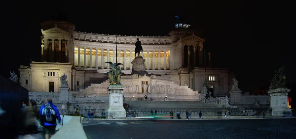 Řím, Itálie, Piazza Venezia a památníku Vittoriano nebo sklářského della Patria, postavený na počest Vittorio Emmanuele II, který sjednocené Itálie. — Stock fotografie