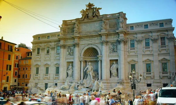 De beroemde Trevi fontein (Fontana di Trevi) in Rome, ontworpen door Nicola Salvi in barok en Rococo mode. — Stockfoto