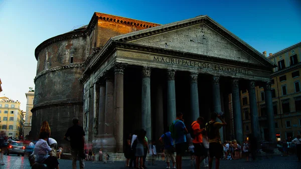 Рим, Италия - около 2017 года: люди, идущие по улице Пантеон, дорога к Пантеонской церкви — стоковое фото