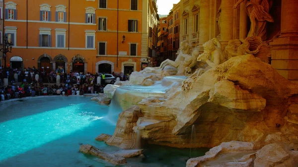 著名的许愿喷泉 (许愿池) 在罗马, 由尼古拉 chomiak-salvi 在巴洛克和洛可可风格设计. — 图库照片