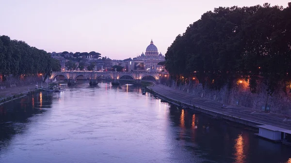 Vista de la Basílica de San Pedro y Ponte Sant 'Angelo al atardecer en Roma, Italia . —  Fotos de Stock
