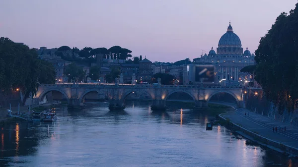 View of the St. Peter's Basilica and Ponte Sant'Angelo at sunset in Rome, Italy. — Stock Photo, Image