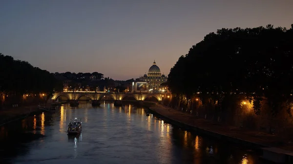 Vue sur la basilique Saint-Pierre et le Ponte Sant'Angelo au coucher du soleil à Rome, Italie . — Photo