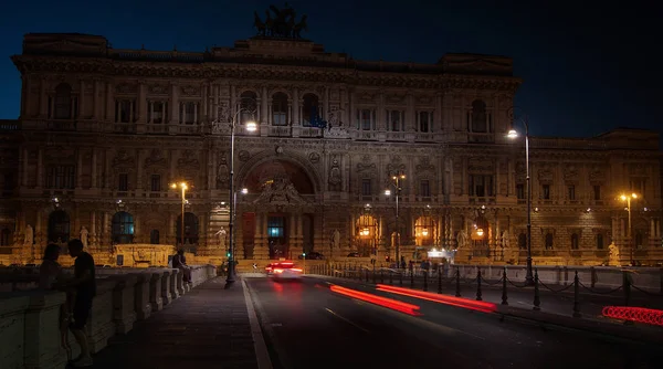 Vue imprenable sur la construction de la Cour suprême de cassation dans la ville de Rome, Italie — Photo