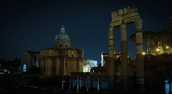 Forum romain avec ruines illuminées à Rome, Italie . — Photo