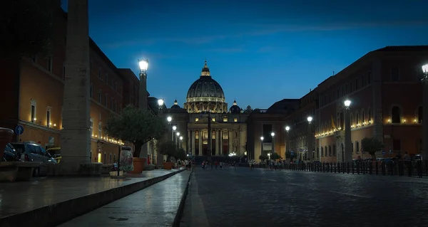 A vista da Basílica de São Pedro ao entardecer, Roma, Vaticano, Itália . — Fotografia de Stock