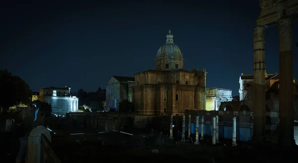 Forum romain avec ruines illuminées à Rome, Italie . — Photo