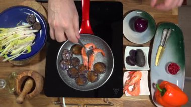 Ana sayfa görünümü gıda hazırlama karides ve mor patates tava ile indüksiyon ocakta için