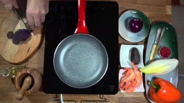 Ana sayfa görünümü gıda hazırlama karides ve mor patates tava ile indüksiyon ocakta için