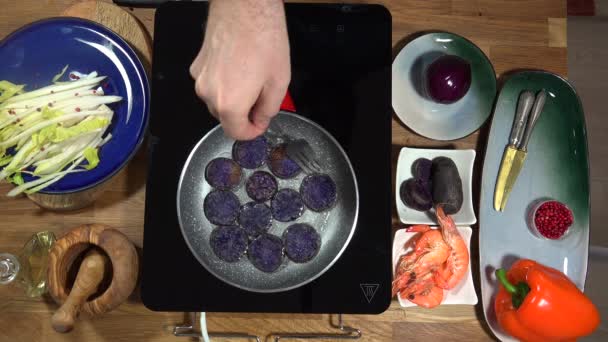 Top Vista Preparação Alimentos Camarão Batatas Violetas Para Panela Fogão — Vídeo de Stock