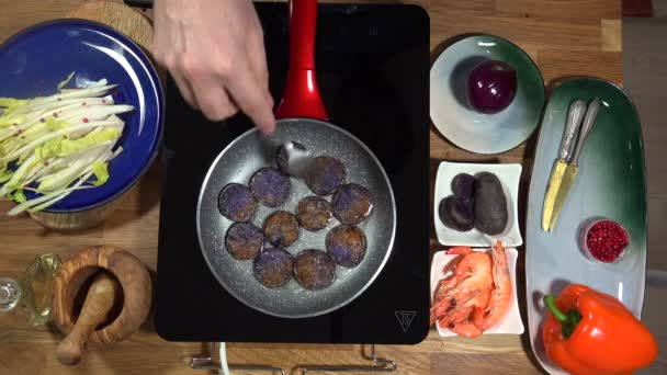 Top Uitzicht Voedselbereiding Garnalen Violet Aardappelen Pan Het Fornuis Met — Stockvideo