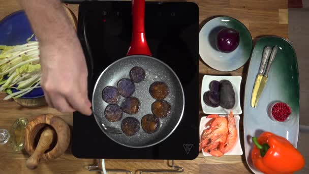 Top View Προετοιμασία Τροφίμων Γαρίδες Και Βιολετί Πατάτες Στο Τηγάνι — Αρχείο Βίντεο