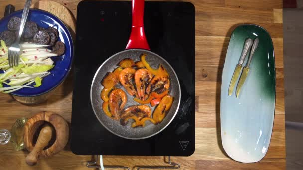 Вид Зверху Приготування Їжі Креветки Фіолетова Картопля Сковороду Плиті Індукцією — стокове відео