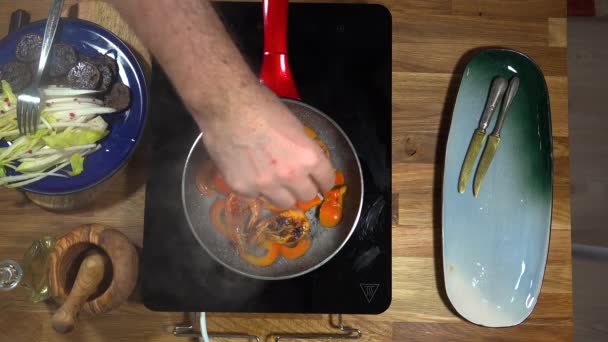 Top Uitzicht Voedselbereiding Garnalen Violet Aardappelen Pan Het Fornuis Met — Stockvideo