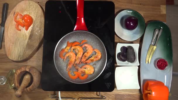 Top View Preparazione Alimentare Gamberetti Patate Viola Alla Padella Sul — Video Stock