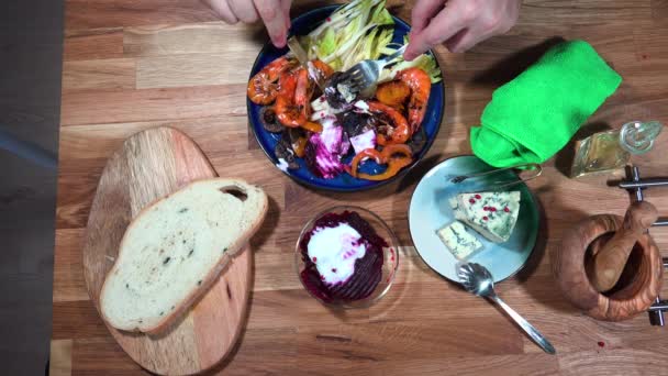 顶部查看食品准备虾和紫罗兰土豆 — 图库视频影像
