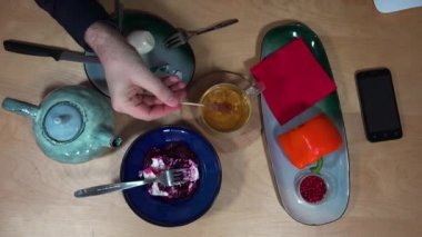 Kahvaltı, çay, yumurta, salata ve smartphone ile Üstten Görünüm.