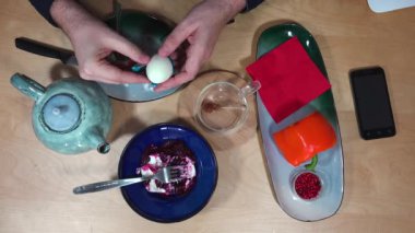 Kahvaltı, çay, yumurta, salata ve smartphone ile Üstten Görünüm.