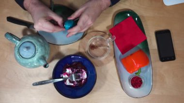 Kahvaltı, çay, yumurta, salata ve smartphone ile Üstten Görünüm.