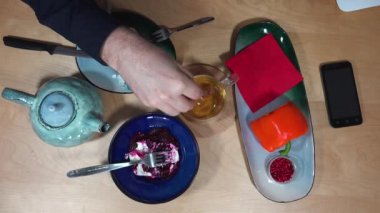 Kahvaltı, çay, yumurta, salata ve smartphone ile Üstten Görünüm.