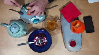 Kahvaltı, çay, yumurta, salata ve smartphone ile Üstten Görünüm.