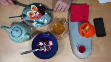 Kahvaltı, çay, yumurta, salata ve smartphone ile Üstten Görünüm.