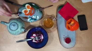 Kahvaltı, çay, yumurta, salata ve smartphone ile Üstten Görünüm.