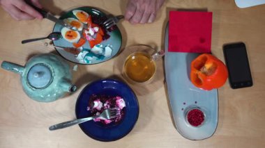 Kahvaltı, çay, yumurta, salata ve smartphone ile Üstten Görünüm.
