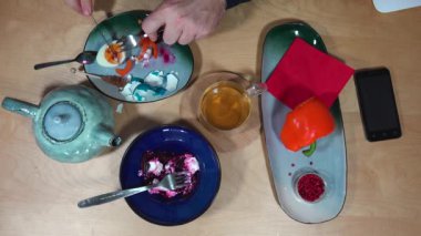 Kahvaltı, çay, yumurta, salata ve smartphone ile Üstten Görünüm.