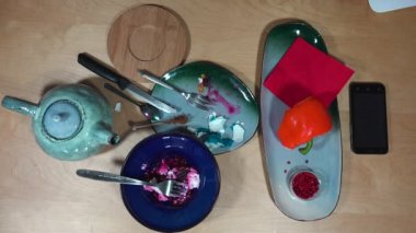 Kahvaltı, çay, yumurta, salata ve smartphone ile Üstten Görünüm.