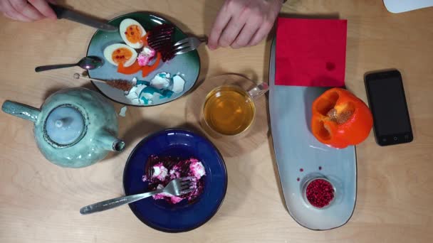 Draufsicht Mit Frühstück Tee Salat Und Smartphone — Stockvideo