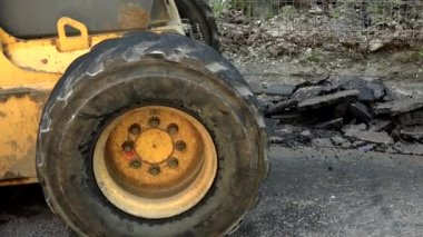 İşçi kesim asfalt yol, yakın