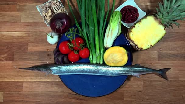 Detener Movimiento Con Pescado Largo Frutas Verduras Meseta — Vídeo de stock