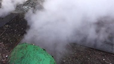 Güç Buhar kanalizasyon kapağı şehirde bırakır.