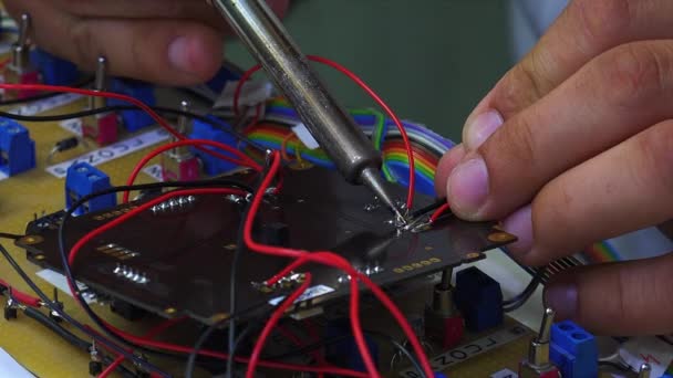 Électroniste Qui Colle Monte Des Pièces — Video