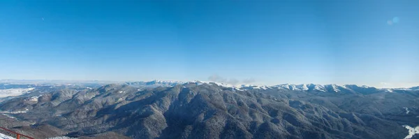 Dia Inverno Ensolarado Com Montanhas Cheias Neve Poiana Brasov Romênia — Fotografia de Stock