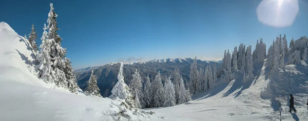 Dia Inverno Ensolarado Com Montanhas Cheias Neve Poiana Brasov Romênia — Fotografia de Stock