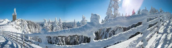 Dia Inverno Ensolarado Com Montanhas Cheias Neve Poiana Brasov Romênia — Fotografia de Stock
