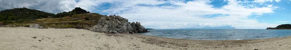美しい岩とギリシャの海辺 Halkidiki Sarti パノラマ — ストック写真