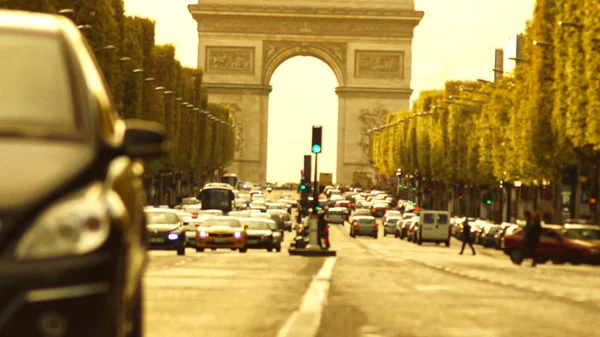 巴黎有胜利拱门的交通车辆 — 图库照片